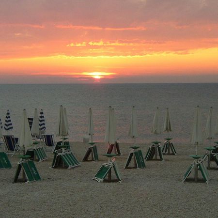 Hotel Chiaraluna Civitanova Marche Extérieur photo