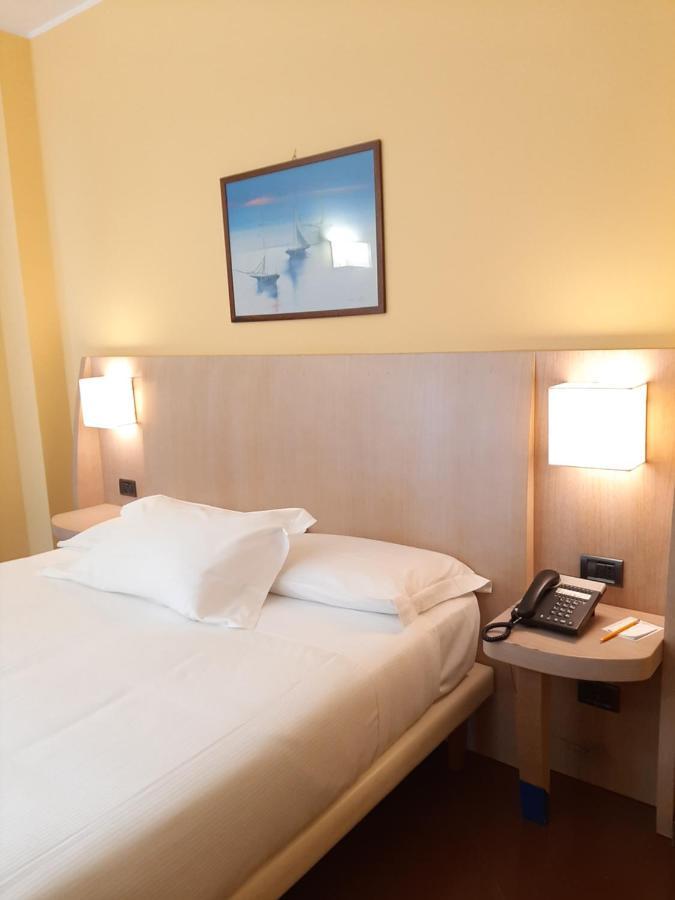 Hotel Chiaraluna Civitanova Marche Extérieur photo