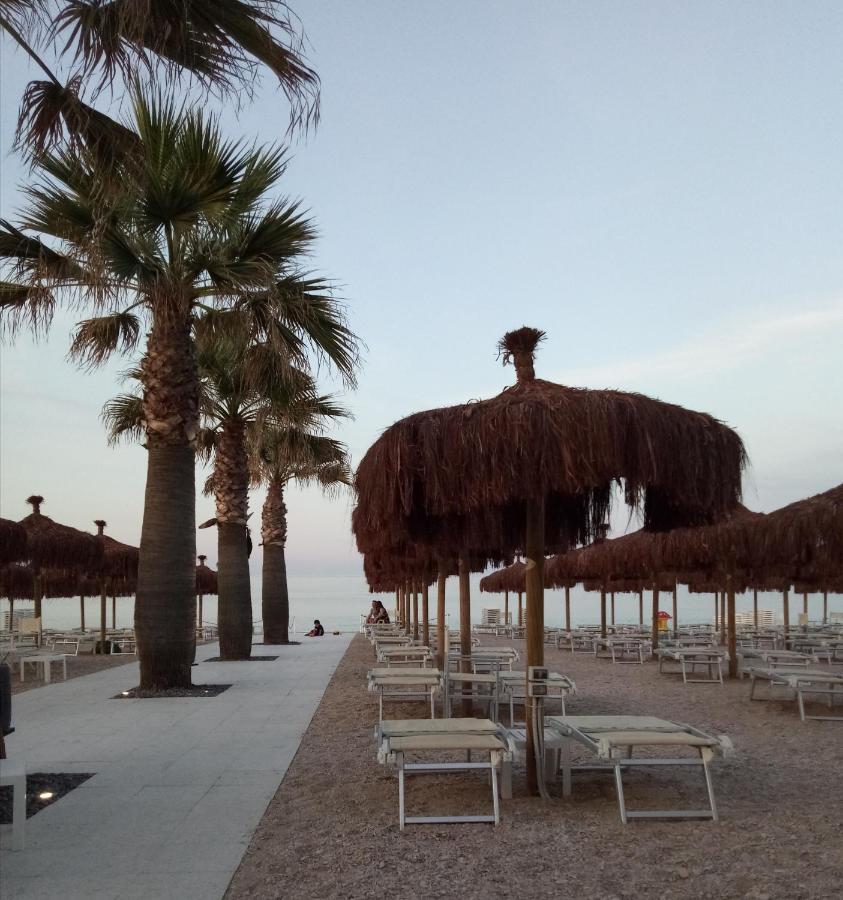 Hotel Chiaraluna Civitanova Marche Extérieur photo