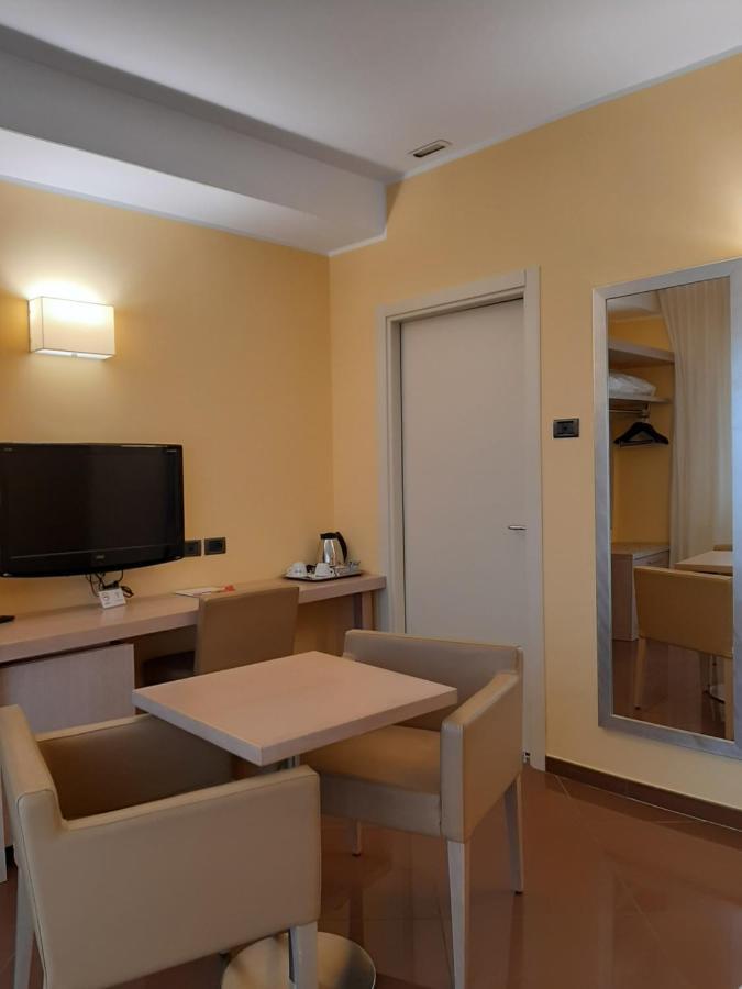 Hotel Chiaraluna Civitanova Marche Extérieur photo