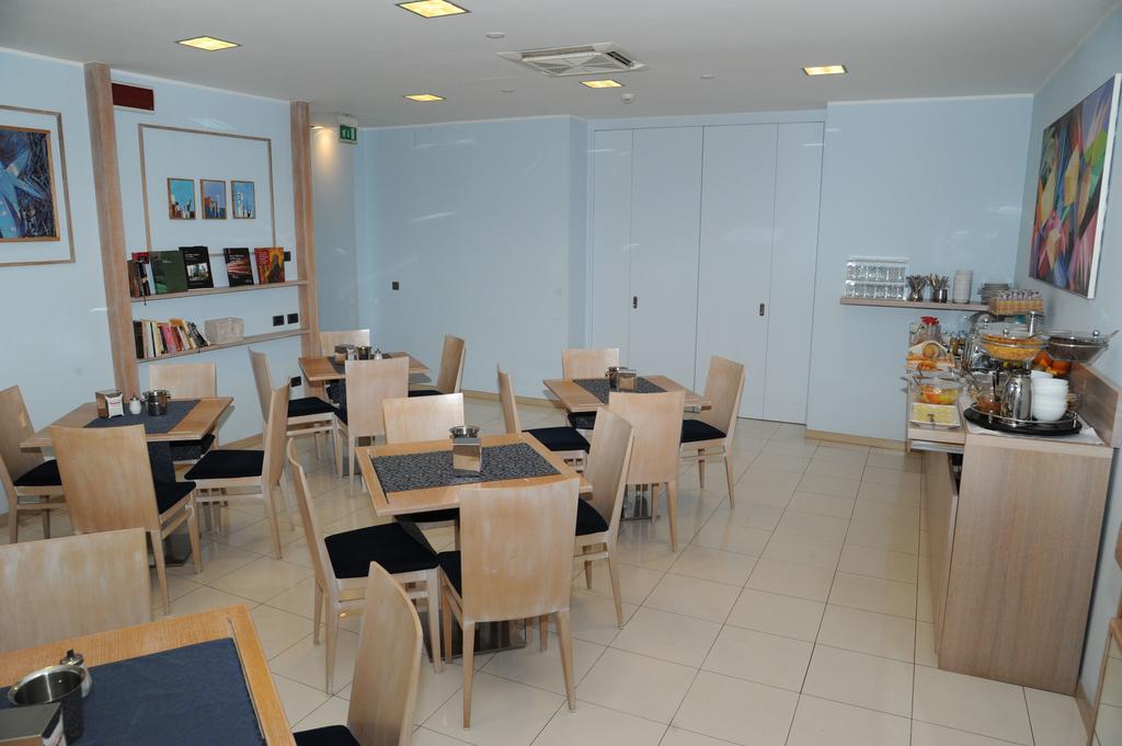 Hotel Chiaraluna Civitanova Marche Extérieur photo